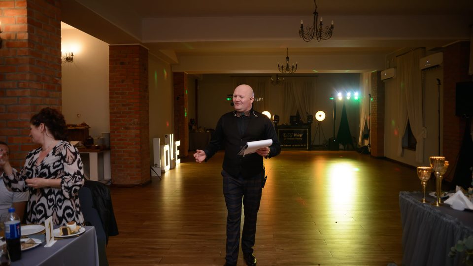 Zdjęcie Śpiewającego DJ'a Voice'a w roli wodzireja