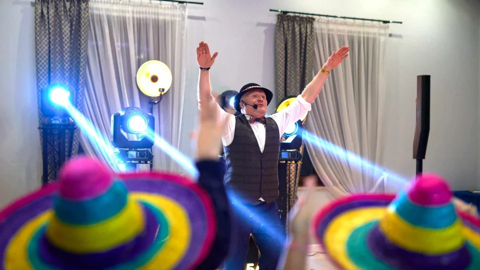 DJ Sandomierz - Śpiewający DJ Voice na weselu, podczas energicznej zabawy