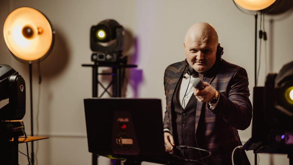 DJ Voice stojący przy swoim stanowisku, gotowy do zapewnienia niezapomnianej muzyki na wesele w Tarnobrzegu
