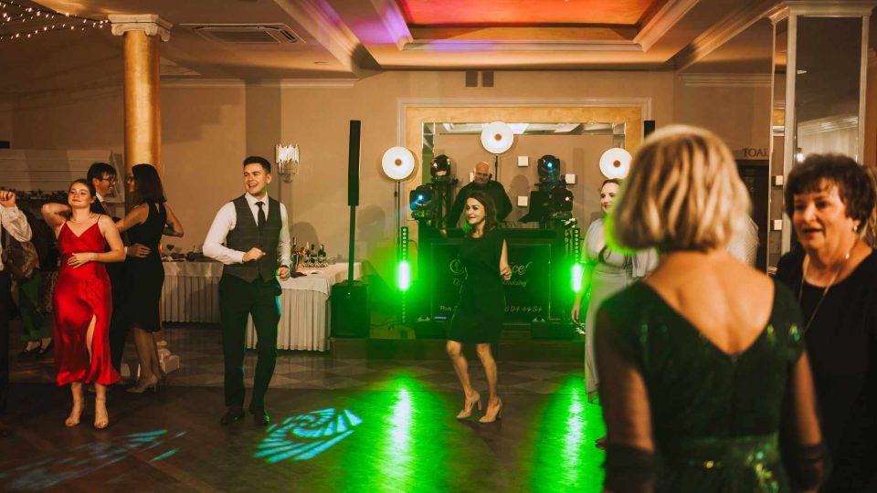 Uczestnicy wesela tańczący na parkiecie podczas imprezy z DJ Voice'em