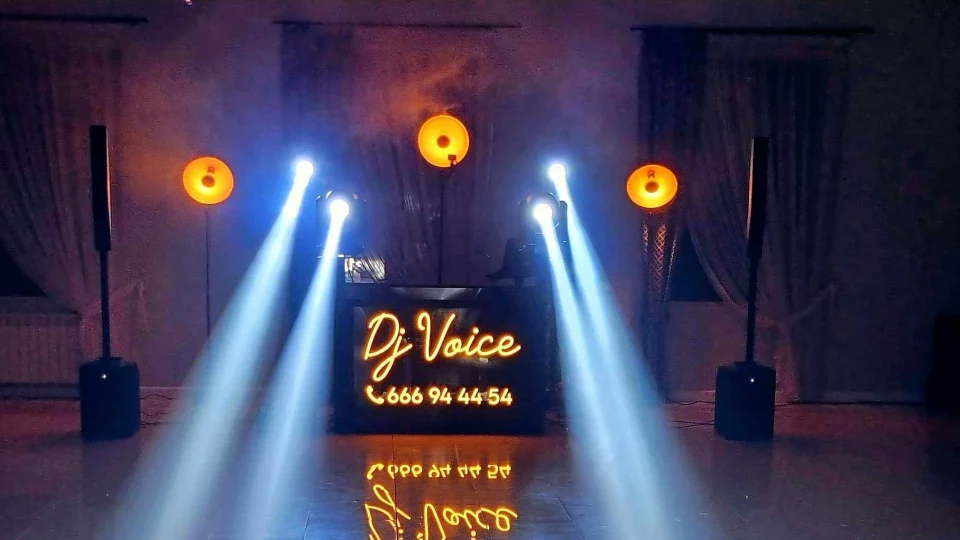 Stanowisko DJ Voice z kompletem profesjonalnego sprzętu muzycznego i oświetlenia sceny